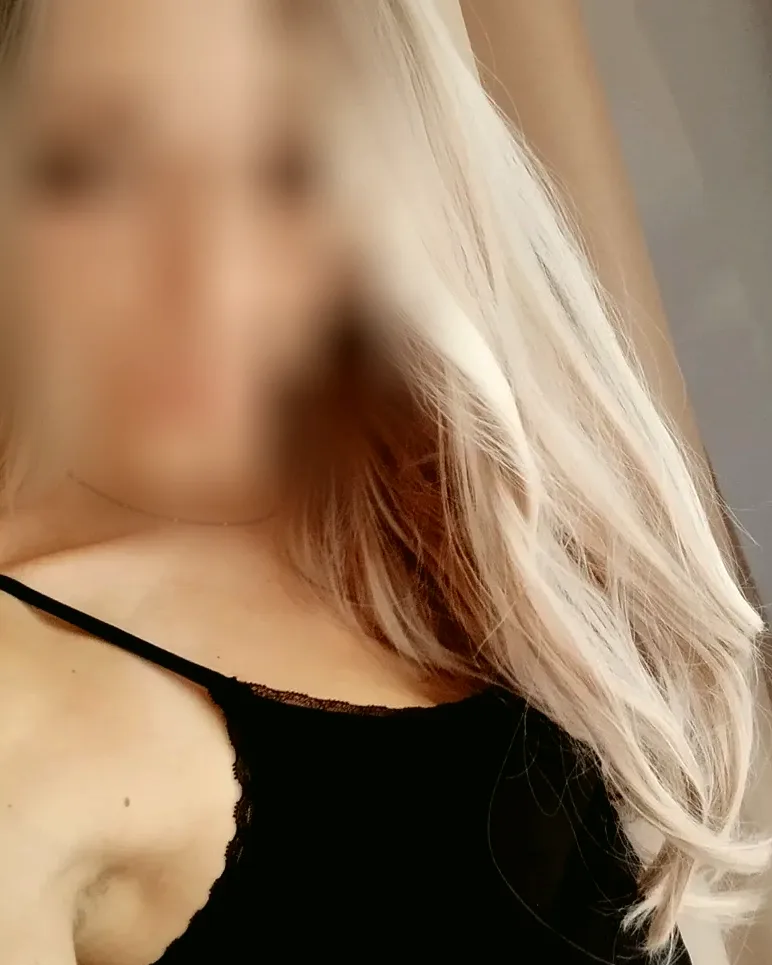 Carys, 26