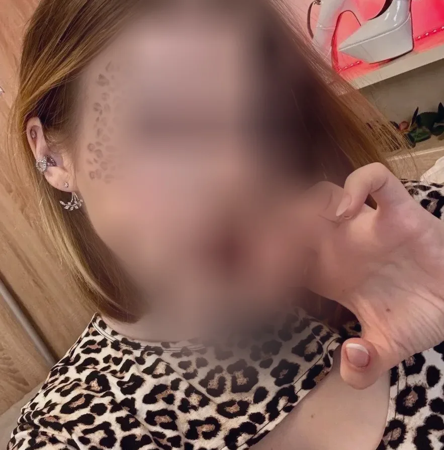 Rhona, 22